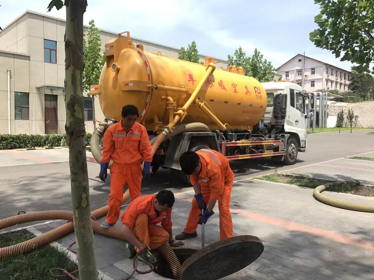 民勤管道疏通车停在窨井附近