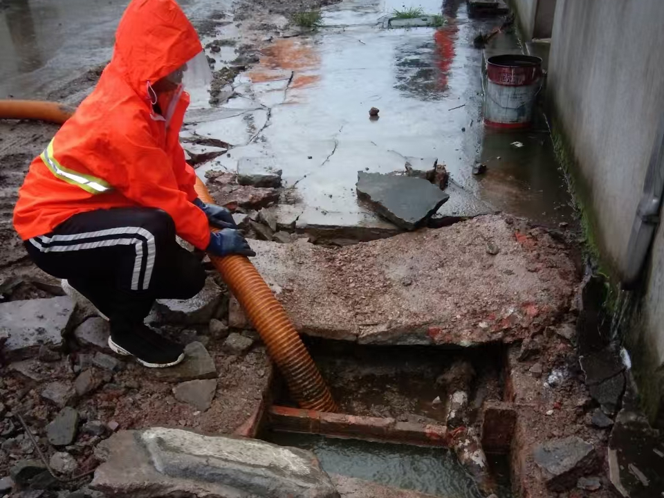 民勤专业清理污水池 炜誉市政以规范流程守护城市 “肠道”