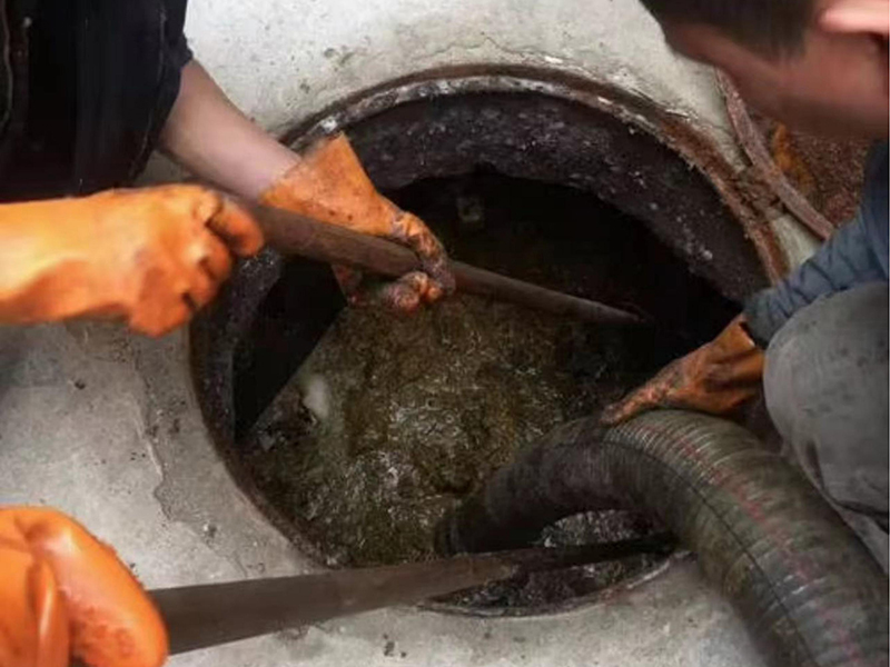 民勤清理化粪池时如何避免沼气的危害？